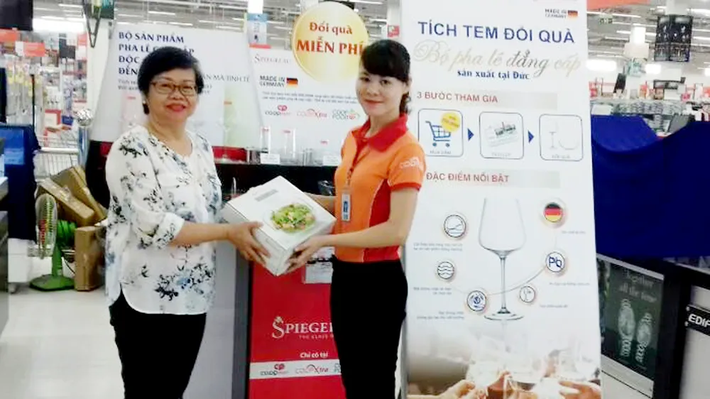 Khách hàng nhận quà sang miễn phí tại Co.opXtra Linh Trung - Thủ Đức