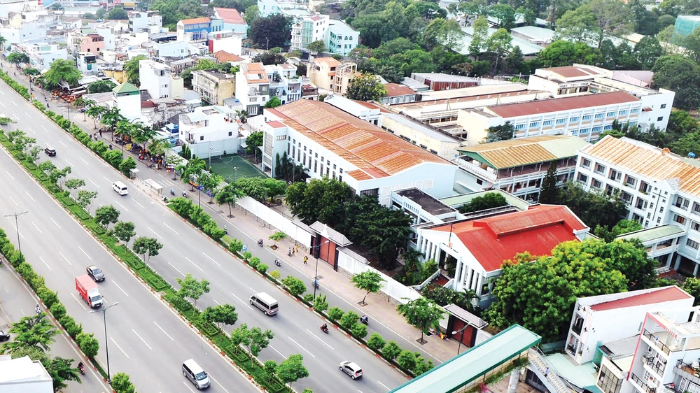 Kiến trúc bên đường Phạm Văn Đồng. Ảnh: THÀNH TRÍ