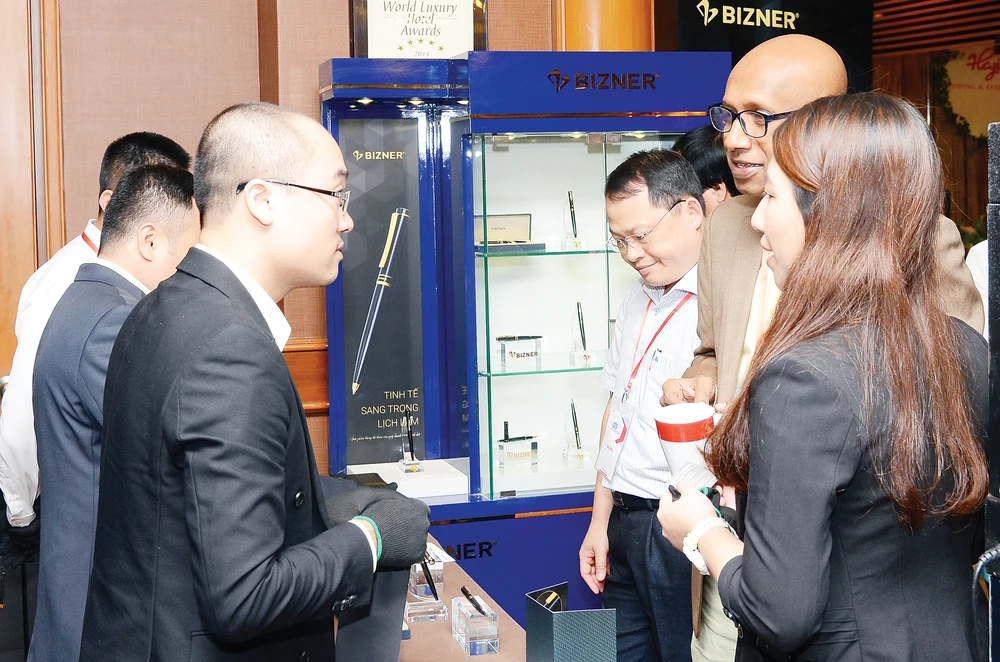 Doanh nhân Việt trải nghiệm sản phẩm Bút viết cao cấp BIZNER ảnh 1 Doanh nhân Việt trải nghiệm sản phẩm Bút viết cao cấp BIZNER ảnh 1