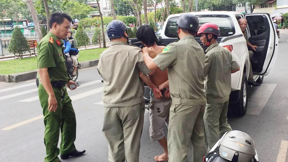 Công an khống chế nam thanh niên nghi ngáo đá