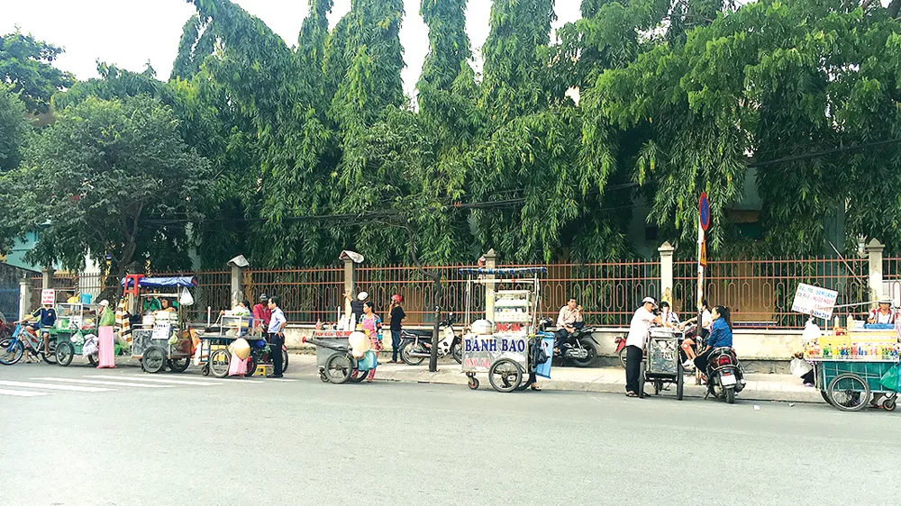 Vỉa hè bị tái lấn chiếm ảnh 2