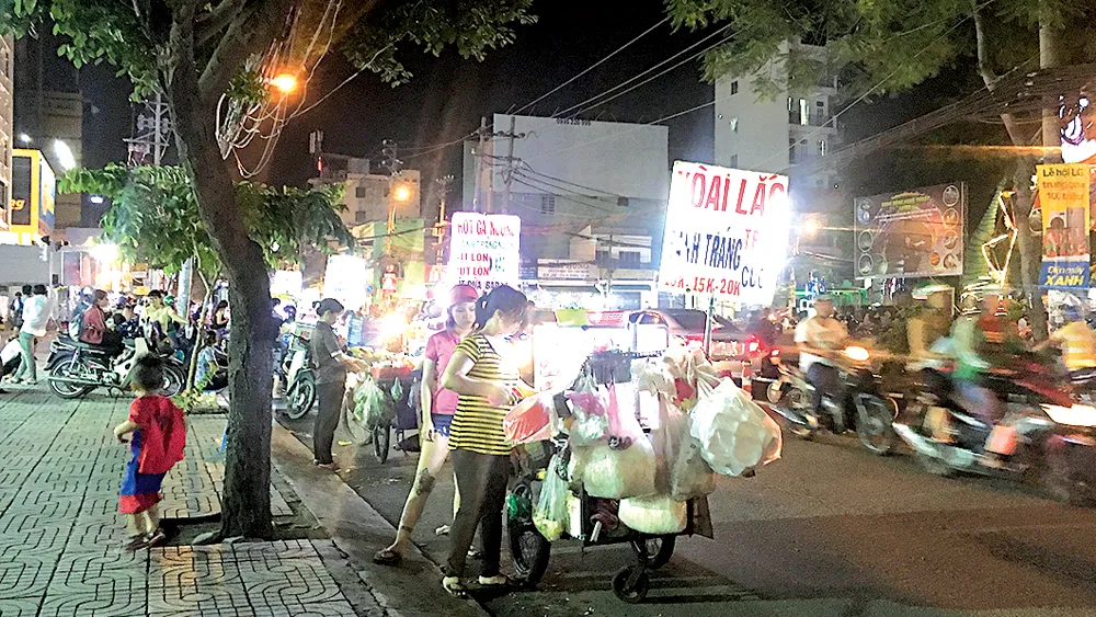 Vỉa hè bị tái lấn chiếm ảnh 3