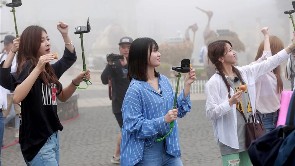 TWICE phấn khích du ngoạn Sun World Ba Na Hills ảnh 1 TWICE phấn khích du ngoạn Sun World Ba Na Hills ảnh 1