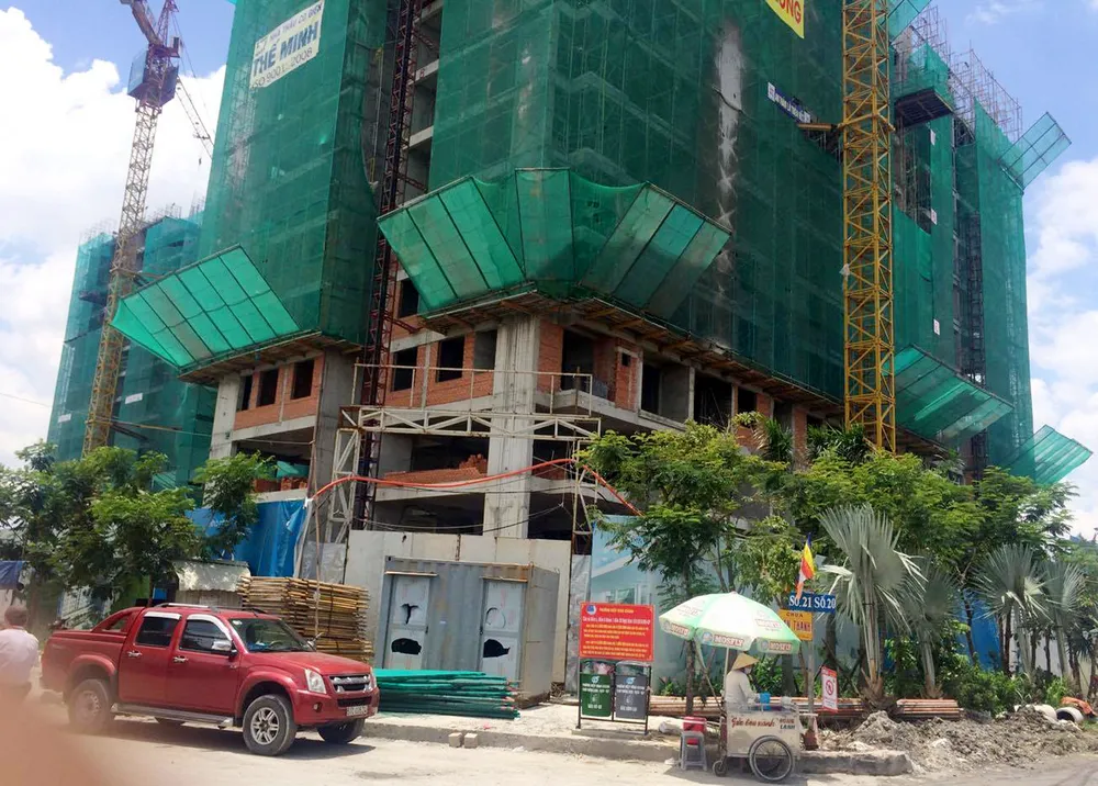 Thanh sắt khủng xuyên thủng phòng trọ, 2 mẹ con thoát chết ảnh 2