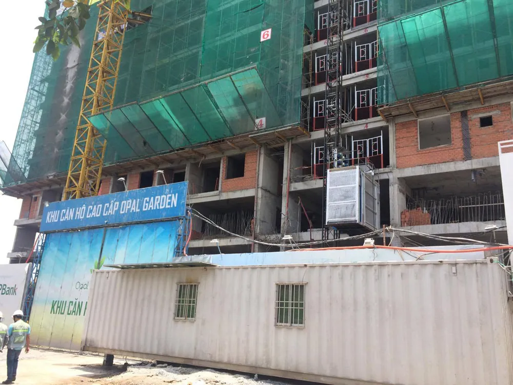 Thanh sắt khủng xuyên thủng phòng trọ, 2 mẹ con thoát chết ảnh 1