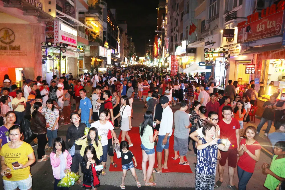 Nhộn nhịp khai trương Phố đi bộ Bùi Viện ảnh 5 Nhộn nhịp khai trương Phố đi bộ Bùi Viện ảnh 5
