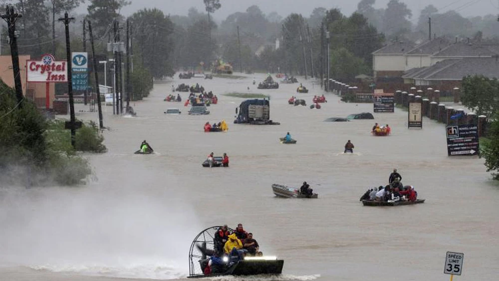 Cư dân sử dụng thuyền sơ tán khỏi vùng nước lụt do siêu bão Harvey gây ra. Ảnh: REUTERS