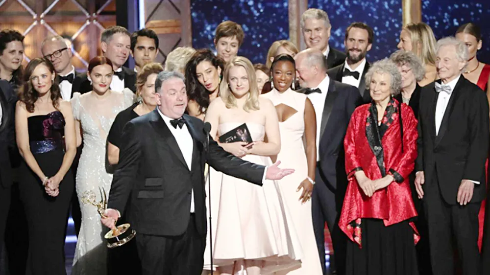 Ê kíp phim The Handmaid’s Tale trên sân khấu Emmy 2017. Ảnh: Reuters