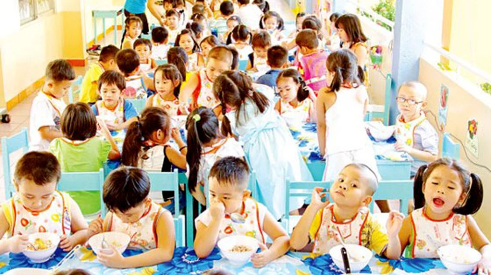 Bữa ăn của các bé học bán trú tại một trường mẫu giáo. Ảnh minh họa
