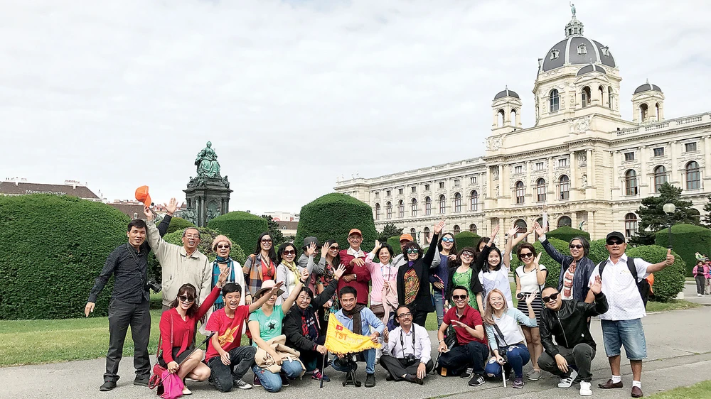 Đoàn khách TST tourist tại châu Âu.