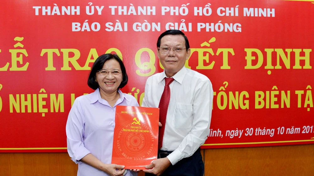 Đồng chí Thân Thị Thư, Ủy viên Ban Thường vụ Thành ủy, Trưởng Ban Tuyên giáo Thành ủy TPHCM trao quyết định bổ nhiệm lại chức danh Tổng Biên tập Báo SGGP đối với đồng chí Nguyễn Tấn Phong