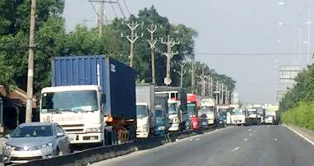 6 ô tô va chạm liên hoàn, xe khách 16 chỗ bốc cháy ảnh 5 6 ô tô va chạm liên hoàn, xe khách 16 chỗ bốc cháy ảnh 5