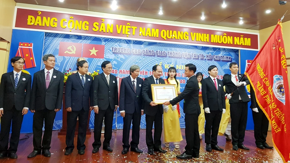 Ông Bùi Xuân Cường, Giám đốc Sở Giao thông Vận tải TPHCM thực hiện nghi thức trao tặng Huân chương Lao động Hạng Ba và bằng khen của Chủ tịch nước cho tập thể cán bộ, giáo viên Trường Cao đẳng Giao thông Vận tải TPHCM