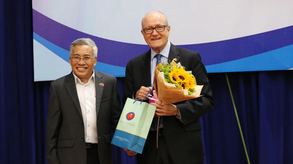 Nhà sử học Larry Berman tiết lộ thêm nhiều tư liệu về tướng tình báo Phạm Xuân Ẩn ảnh 4 Nhà sử học Larry Berman tiết lộ thêm nhiều tư liệu về tướng tình báo Phạm Xuân Ẩn ảnh 4
