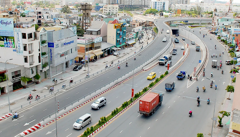 Đường Nguyễn Hữu Cảnh đoạn qua quận Bình Thạnh. Ảnh: CAO THĂNG