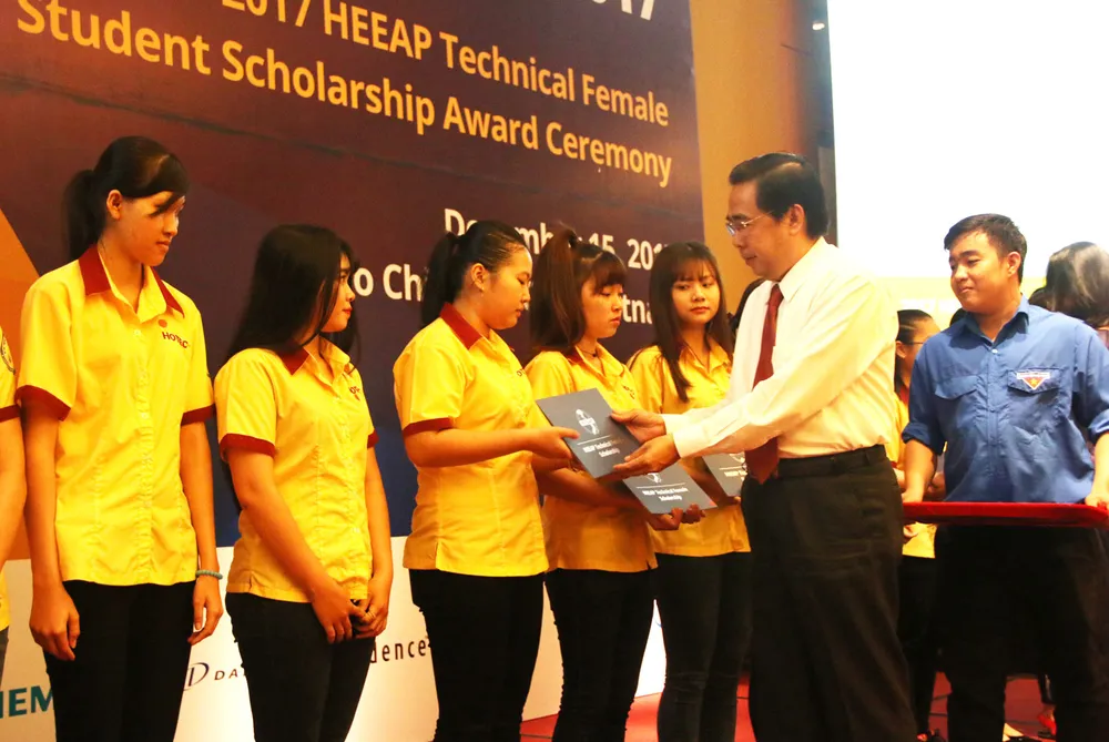 Trao học bổng cho các nữ sinh theo học các ngành kỹ thuật trên địa bàn TPHCM
