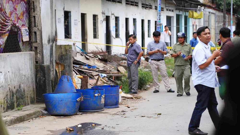 Công an phong tỏa hiện trường vụ việc phát hiện đầu người trong thùng rác