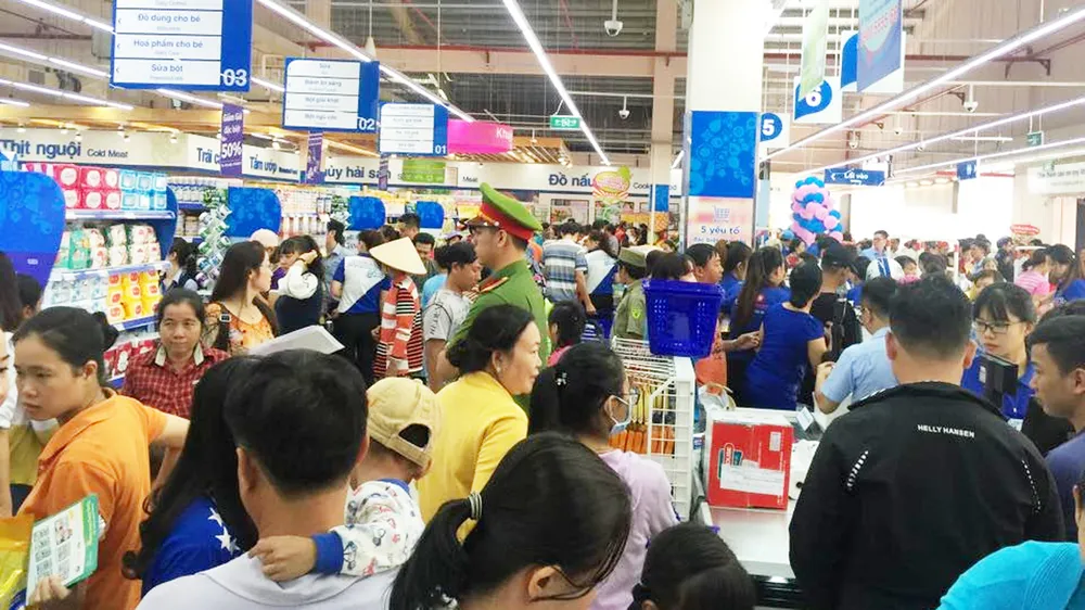 Siêu thị Co.opmart Nam Định nườm nượp khách nhờ khuyến mãi ảnh 2 Siêu thị Co.opmart Nam Định nườm nượp khách nhờ khuyến mãi ảnh 2