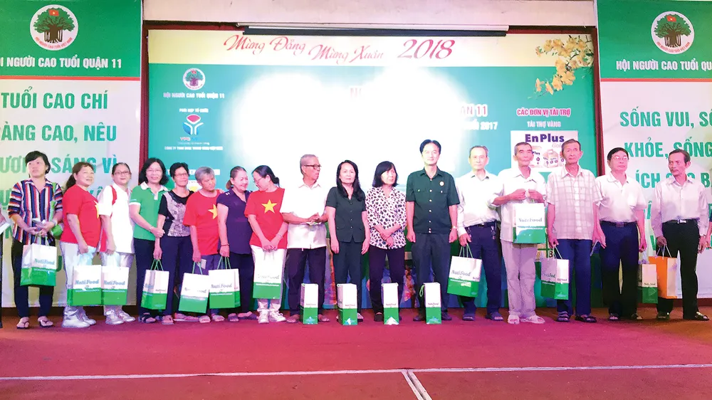 Các cụ nhận quà từ NutiFood