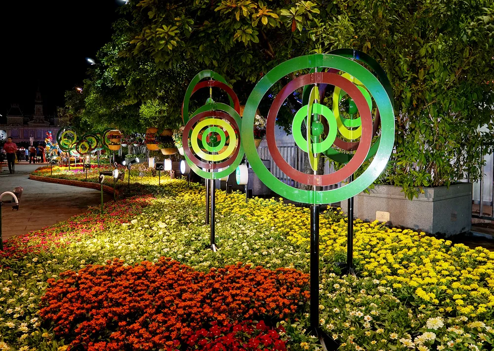 Cận cảnh đường hoa Nguyễn Huệ lung linh trước ngày khai mạc ảnh 11 Cận cảnh đường hoa Nguyễn Huệ lung linh trước ngày khai mạc ảnh 11