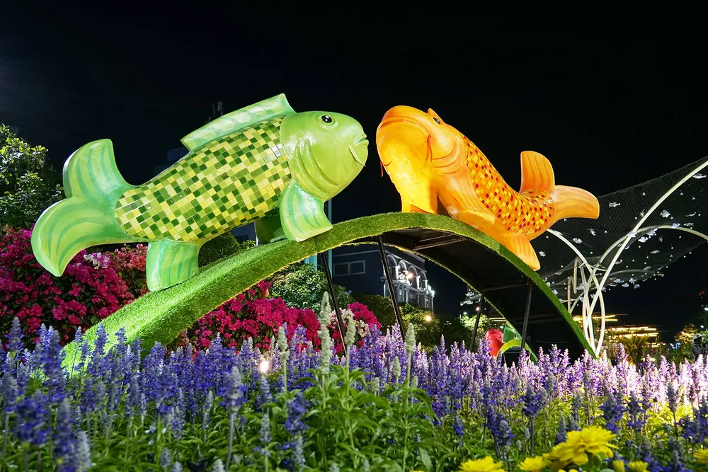 Cận cảnh đường hoa Nguyễn Huệ lung linh trước ngày khai mạc ảnh 12 Cận cảnh đường hoa Nguyễn Huệ lung linh trước ngày khai mạc ảnh 12