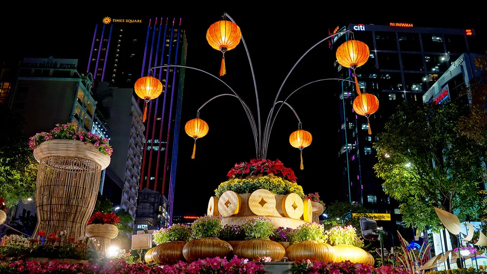 Cận cảnh đường hoa Nguyễn Huệ lung linh trước ngày khai mạc ảnh 5 Cận cảnh đường hoa Nguyễn Huệ lung linh trước ngày khai mạc ảnh 5