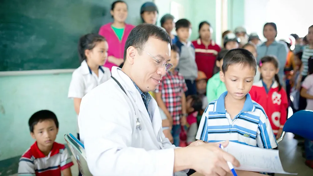Các bác sĩ trong Câu lạc bộ Bác sĩ Sóc Trăng tại TPHCM khám bệnh miễn phí cho trẻ em nghèo