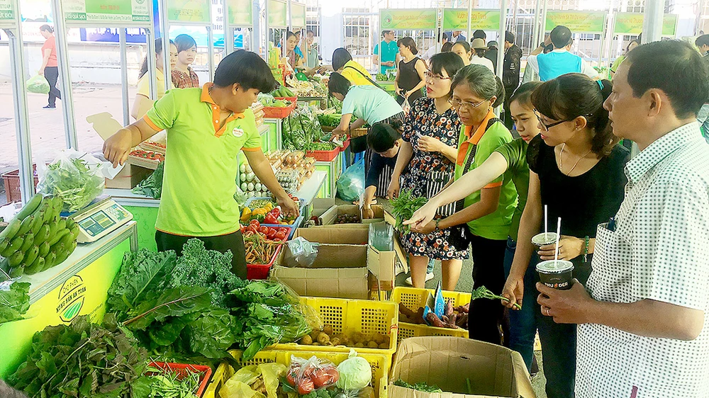 Chợ phiên nông sản an toàn tại Trung tâm Văn hóa - Thể dục thể thao quận Tân Bình. Ảnh: THANH HẢI