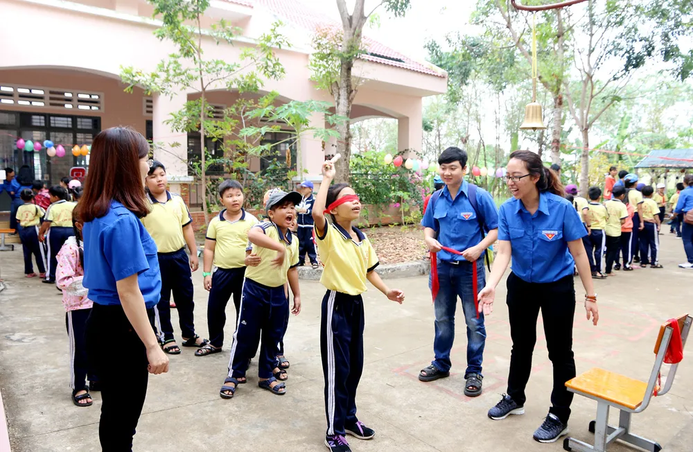Tặng hàng ngàn tập vở, sách cho học sinh Cần Giờ ảnh 3 Tặng hàng ngàn tập vở, sách cho học sinh Cần Giờ ảnh 3