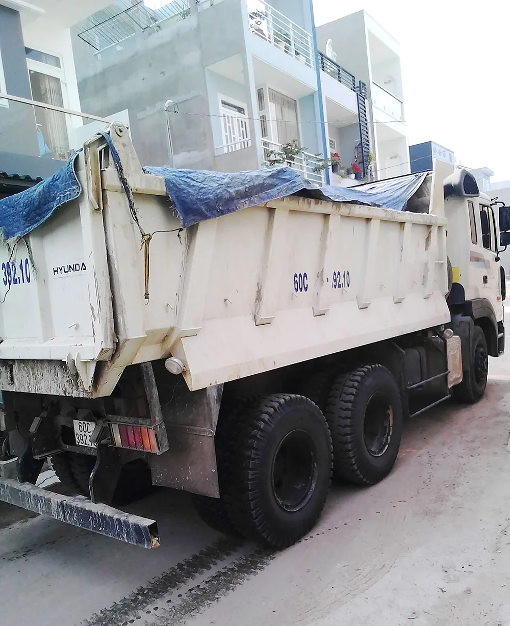 Xe trọng tải lớn “hành” khu dân cư ảnh 1 Xe trọng tải lớn “hành” khu dân cư ảnh 1
