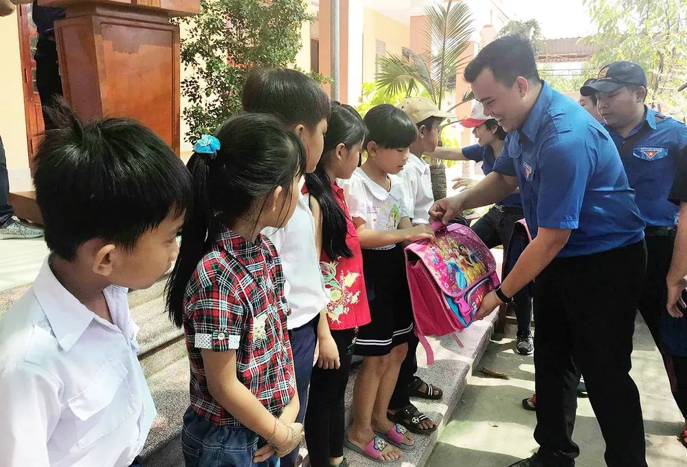 Hết lòng vì người nghèo, học sinh khó khăn miền cù lao đất mặn Tân Thạnh, Tiền Giang ảnh 6 Hết lòng vì người nghèo, học sinh khó khăn miền cù lao đất mặn Tân Thạnh, Tiền Giang ảnh 6