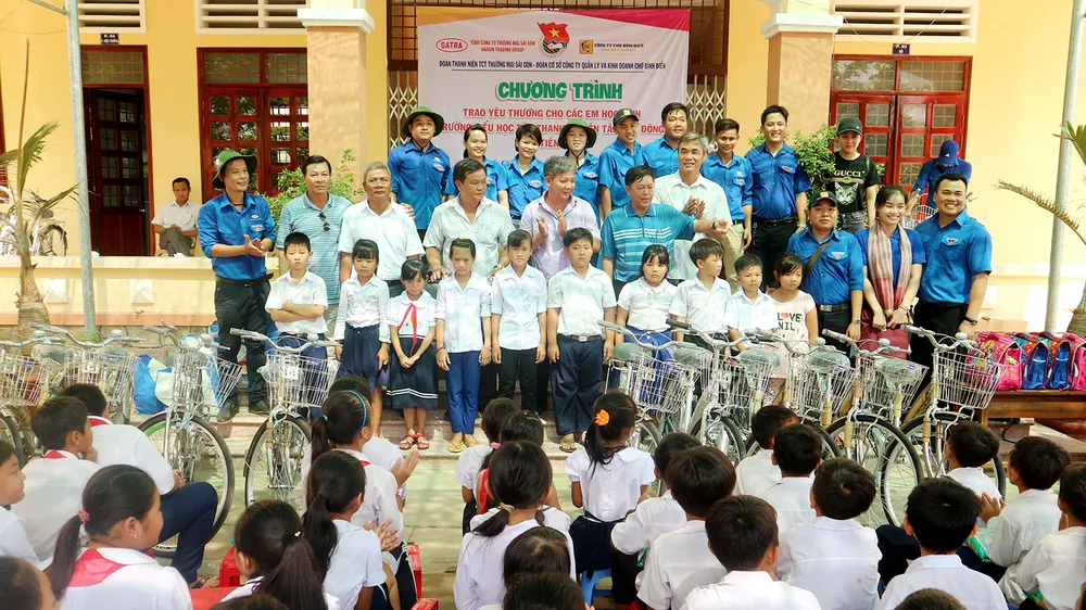 Hết lòng vì người nghèo, học sinh khó khăn miền cù lao đất mặn Tân Thạnh, Tiền Giang ảnh 5 Hết lòng vì người nghèo, học sinh khó khăn miền cù lao đất mặn Tân Thạnh, Tiền Giang ảnh 5