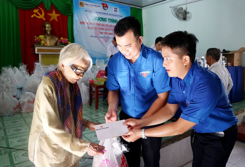 Hết lòng vì người nghèo, học sinh khó khăn miền cù lao đất mặn Tân Thạnh, Tiền Giang ảnh 4 Hết lòng vì người nghèo, học sinh khó khăn miền cù lao đất mặn Tân Thạnh, Tiền Giang ảnh 4