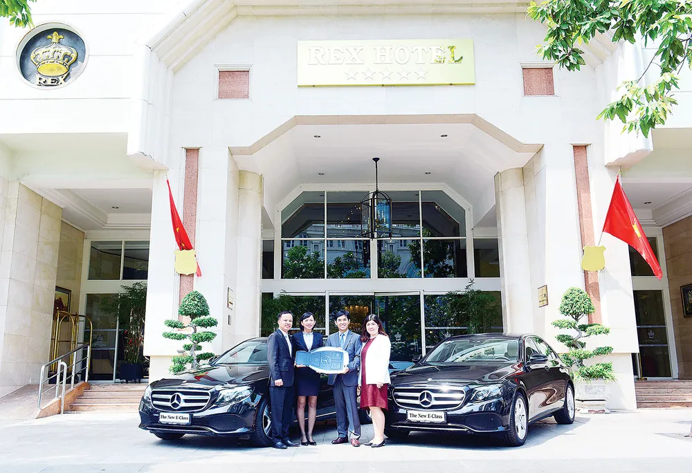 Mercedes-Benz bàn giao bộ đôi E 250 thế hệ mới cho khách sạn Rex: Những dấu ấn vượt thời gia ảnh 1 Mercedes-Benz bàn giao bộ đôi E 250 thế hệ mới cho khách sạn Rex: Những dấu ấn vượt thời gia ảnh 1