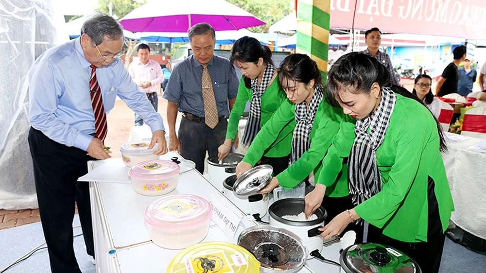 Hội thi “Lúa sạch, gạo thơm, cơm ngon” năm 2018: Vì giá trị thương hiệu gạo Việt ảnh 3 Hội thi “Lúa sạch, gạo thơm, cơm ngon” năm 2018: Vì giá trị thương hiệu gạo Việt ảnh 3