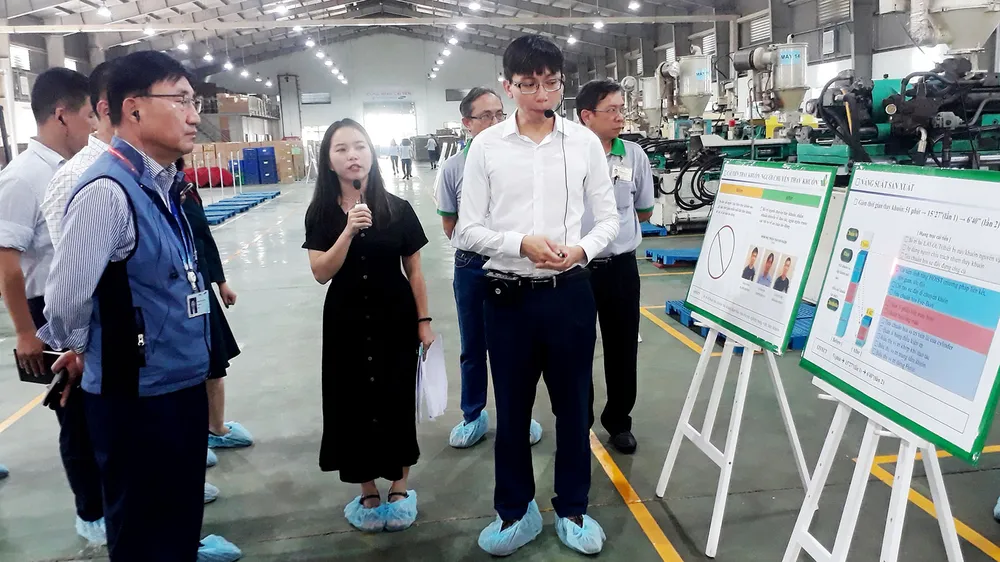 Chuyên gia Samsung đang hướng dẫn DN CNHT cải tiến sản phẩm