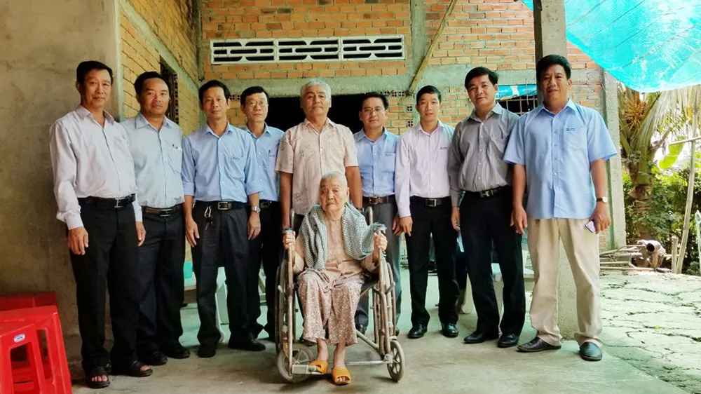 Thăm hỏi Mẹ Việt Nam anh hùng Đặng Thị Thương