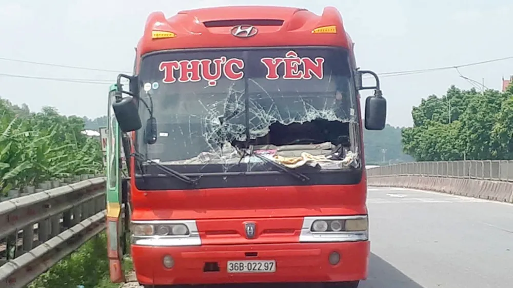 Phạt 15 triệu đồng nhà xe và tài xế lái xe khách lao vào gác chắn khi tàu sắp tới ảnh 1 Phạt 15 triệu đồng nhà xe và tài xế lái xe khách lao vào gác chắn khi tàu sắp tới ảnh 1