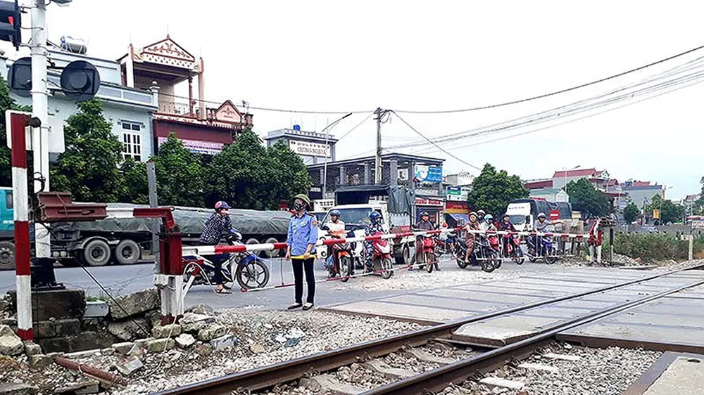 Phạt 15 triệu đồng nhà xe và tài xế lái xe khách lao vào gác chắn khi tàu sắp tới ảnh 2 Phạt 15 triệu đồng nhà xe và tài xế lái xe khách lao vào gác chắn khi tàu sắp tới ảnh 2