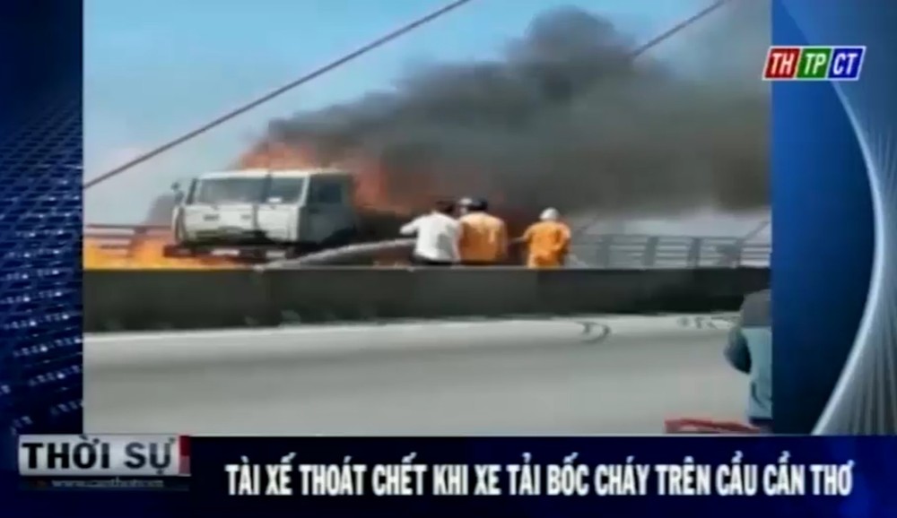 芹苴橋維修隊發現卡車自燃後趕往應救，經20分鐘後，火勢獲完全撲滅。（圖視頻截圖：芹苴電視台）