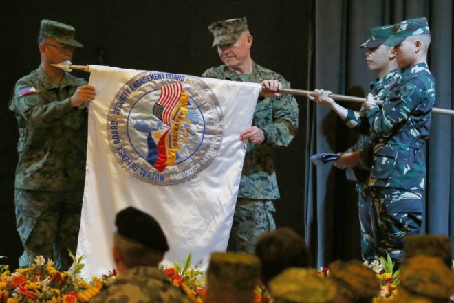 本年度菲美“肩並肩”軍演，菲方指揮官、菲律賓中部軍區司令官奧斯卡‧拉克濤與美方第三海軍陸戰隊遠征軍司令勞倫斯‧尼科爾森在開幕儀式上。（圖源：AP）