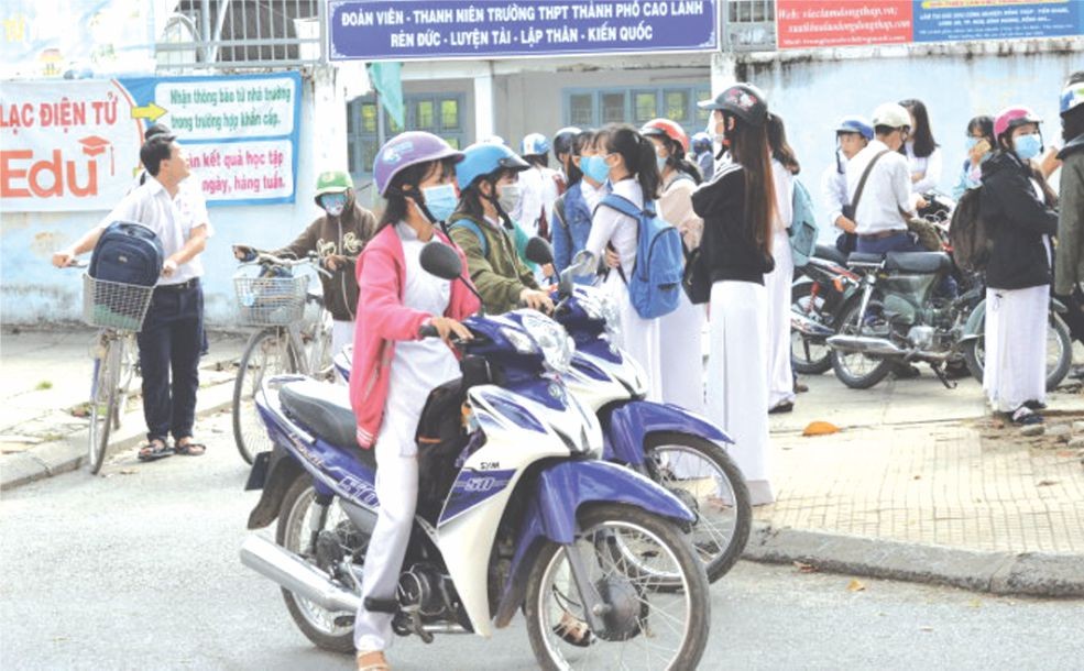 停止考試學生紛紛回家去。（圖源：互聯網）