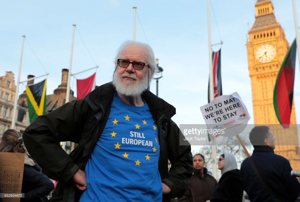 英國民眾在國會大廈前聚集示威，抗議議會上院投票通過“脫歐”法案。（圖源：gettyimages）