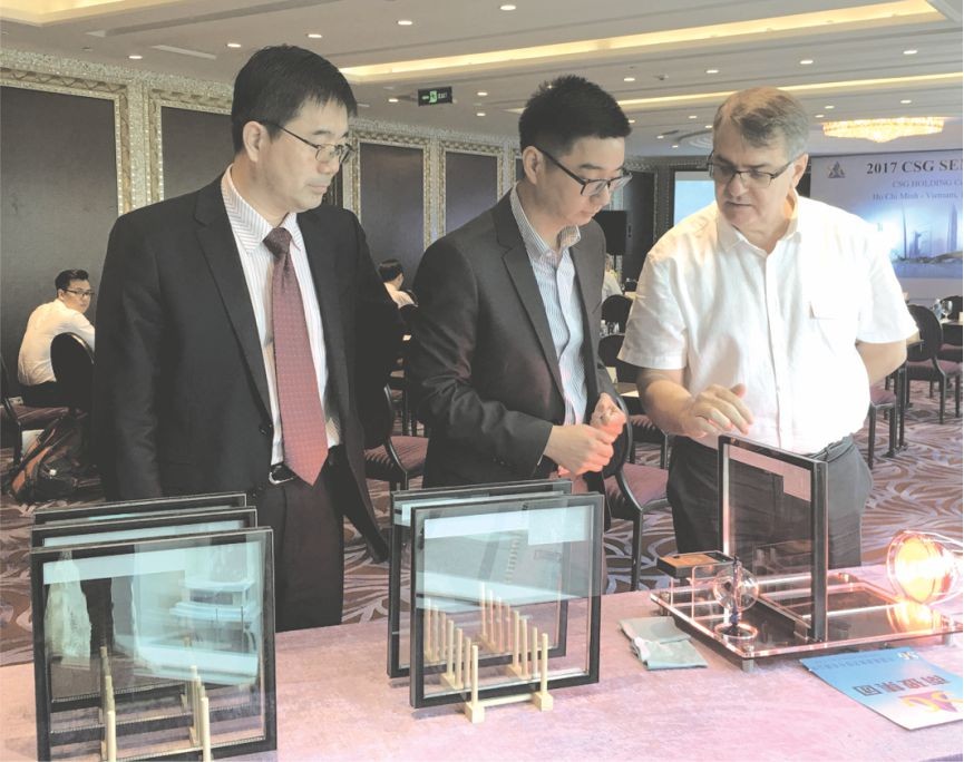 與會者正參觀節能環保玻璃。（圖源：寰 宇）