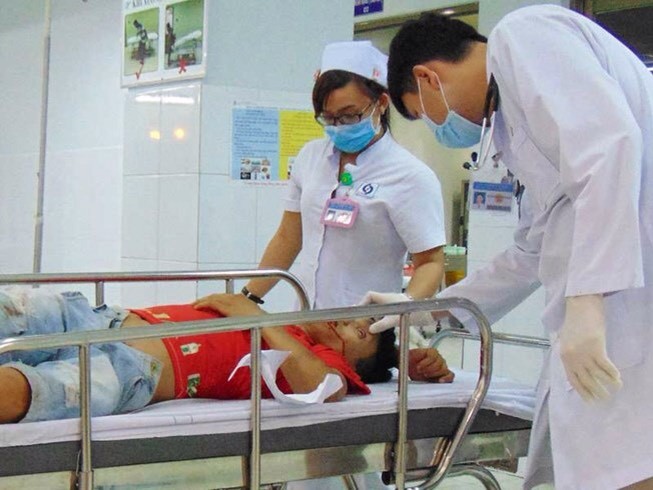 醫務人員在工作時都會穿印有醫院標誌的白大褂和佩戴姓名牌。（示意圖來源：互聯網）