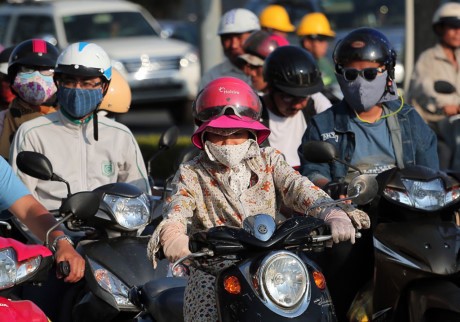 我國兩大城市的空氣日益污染。