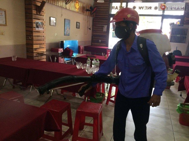 疑似致遊客食物中毒飯店被暫停活動，并採取餐飲具消毒措施。（圖源：互聯網）