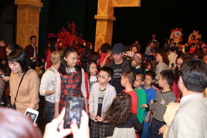 春北藝人（中戴帽者）對觀眾的“熱情”頗為尷尬。（圖源：互聯網）