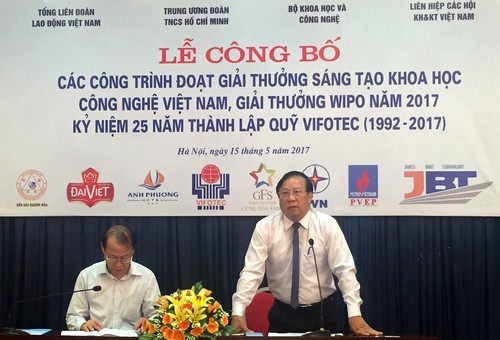 圖為 VIFOTEC常務副主席黎春草在頒獎儀式上發表講話。