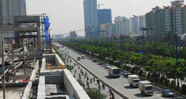 許多工程項目在地鐵沿途崛起。